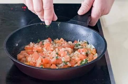 Шаг 9 Затем добавляем помидоры. Солим и перчим по вкусу. Когда лишняя жидкость испарится, убираем сковороду с огня.