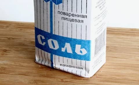 Шаг 1 Подготовим продукты для маринования огурцов по-болгарски. Соль возьмите каменную, на упаковке могут быть следующие надписи: «1-ый сорт помол №2», либо «Засолочная». От мелкой соли, типа «Экстра», огурцы могут стать мягкими и горькими. Йодированная соль для консервирования не подходит вообще. 